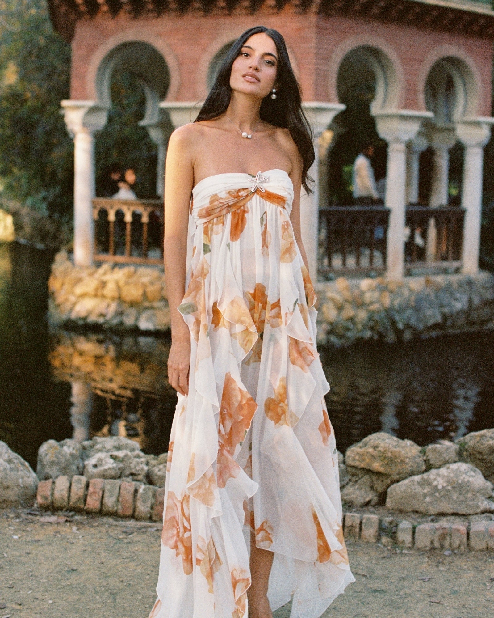 Meredith™ | Schulterfreies Maxikleid mit Print