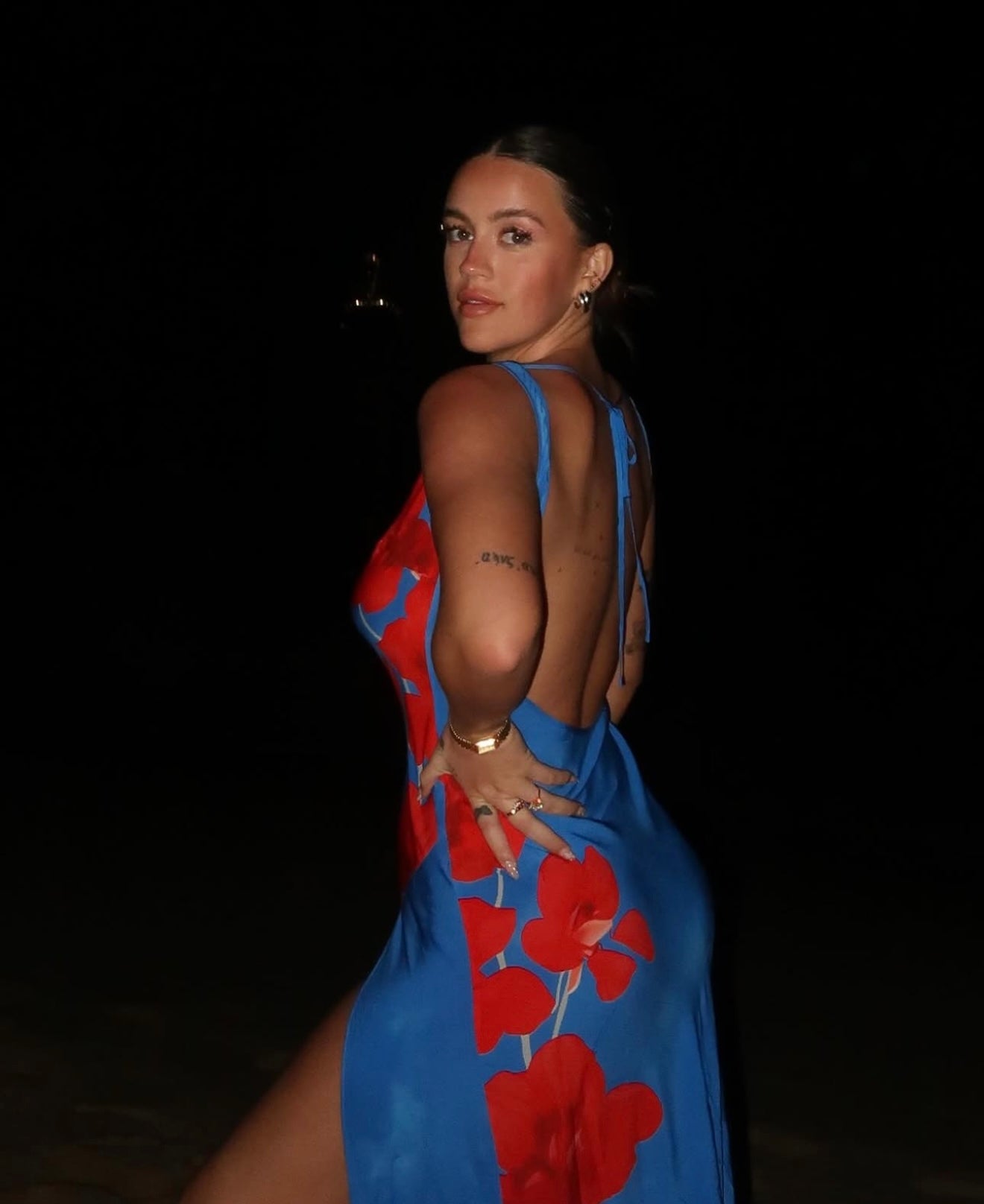 Sienna™ | One-Shoulder Maxikleid mit Blumenapplikation