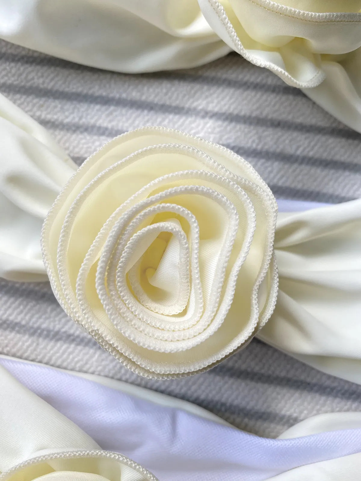Edna™ | Weißer Badeanzug mit Schleifen-Detail