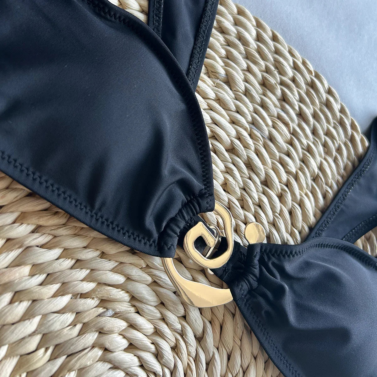 Amanda™ | Schwarzer Bikini mit Gold-Detail