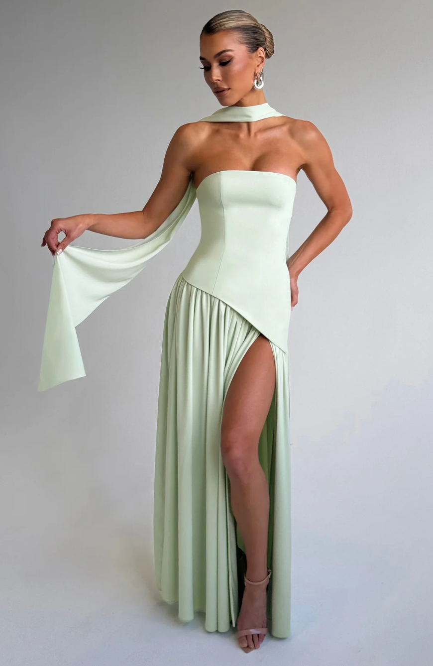 Alure™ | Schulterfreies Stretch-Maxikleid