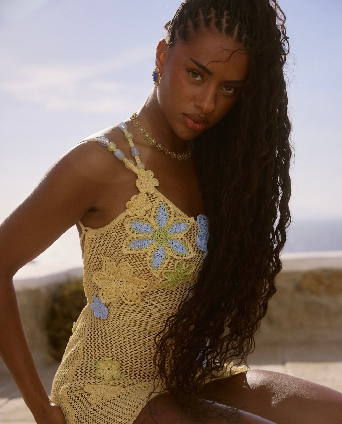 Zelda™ | Kurzes Kleid mit floralen Applikationen