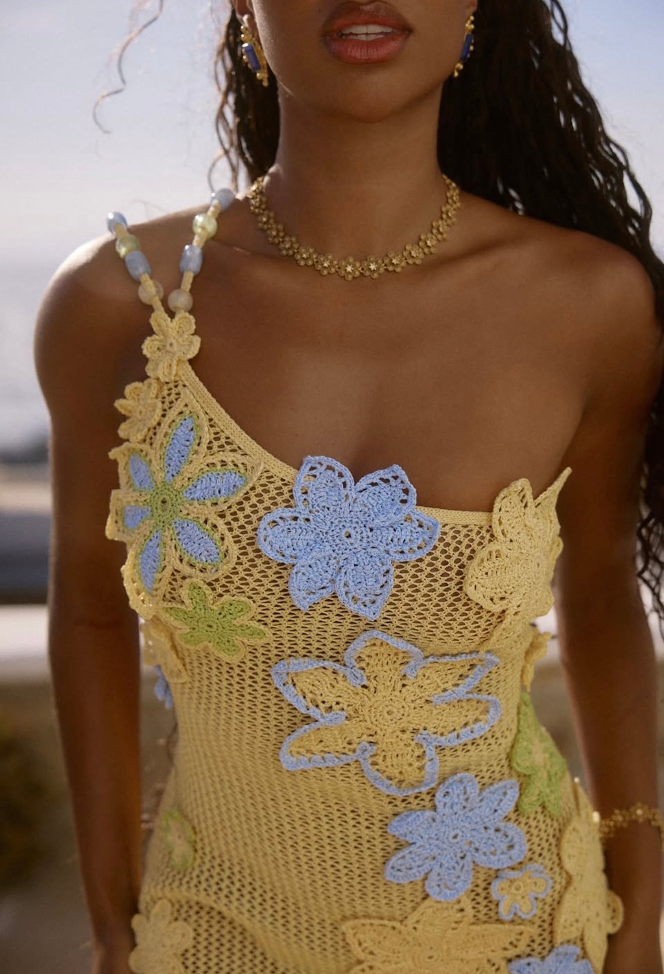 Zelda™ | Kurzes Kleid mit floralen Applikationen