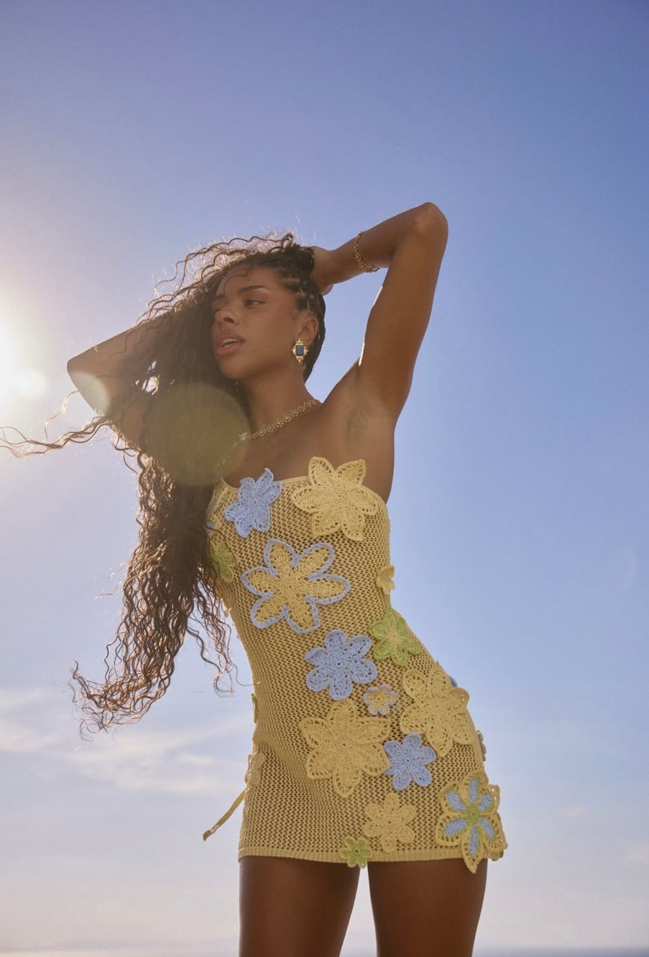Zelda™ | Kurzes Kleid mit floralen Applikationen