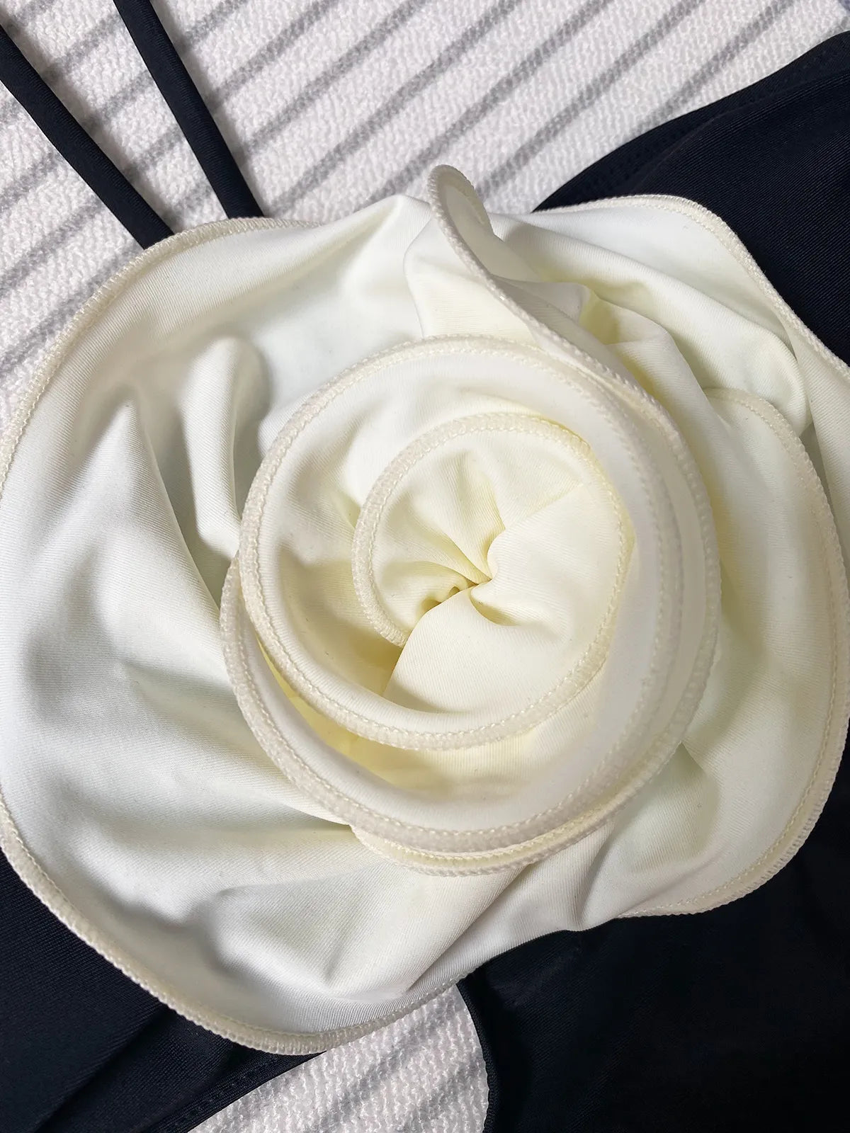 Elina™ | Badeanzug mit Blumenapplikation