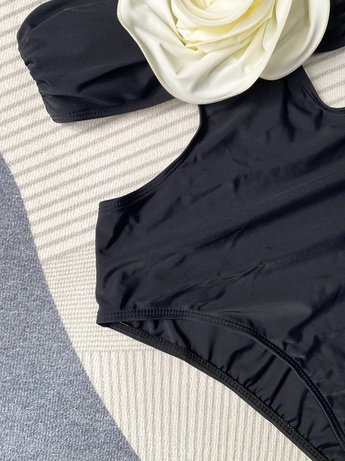 Elina™ | Badeanzug mit Blumenapplikation